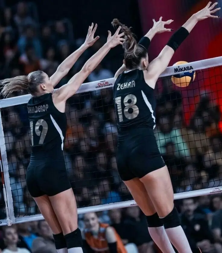 Jogador de vôlei treinando técnicas